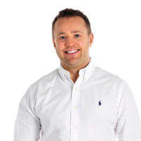 Lavrans Kierulf med hvit skjorte, hvit bakgrunn. Portrett. Foto.