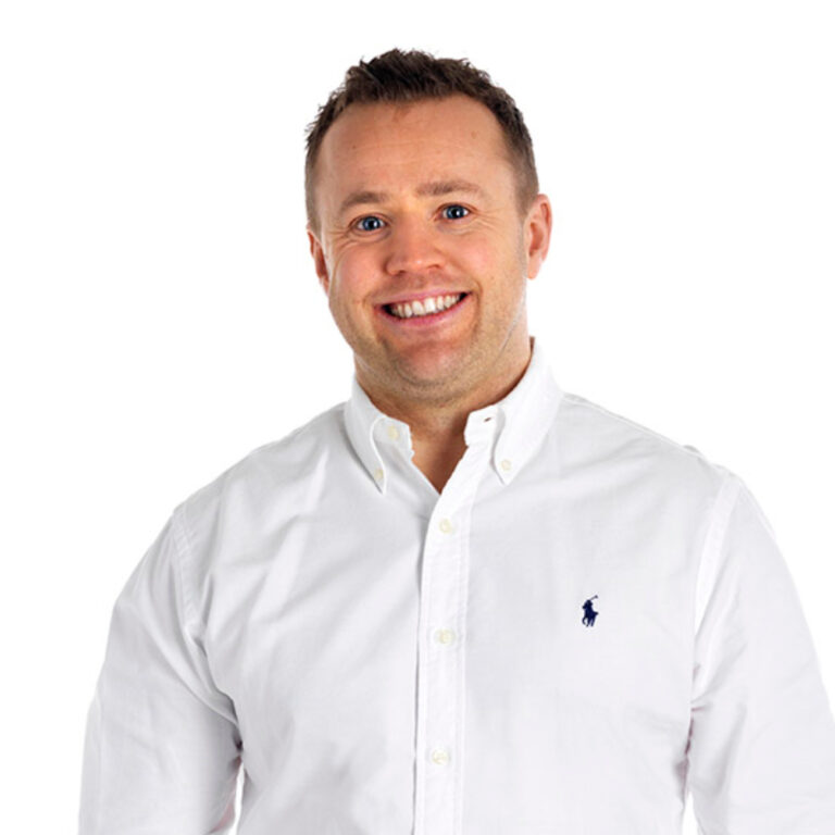 Lavrans Kierulf med hvit skjorte, hvit bakgrunn. Portrett. Foto. Lavrans Kierulf med hvit skjorte, hvit bakgrunn. Portrett. Foto.