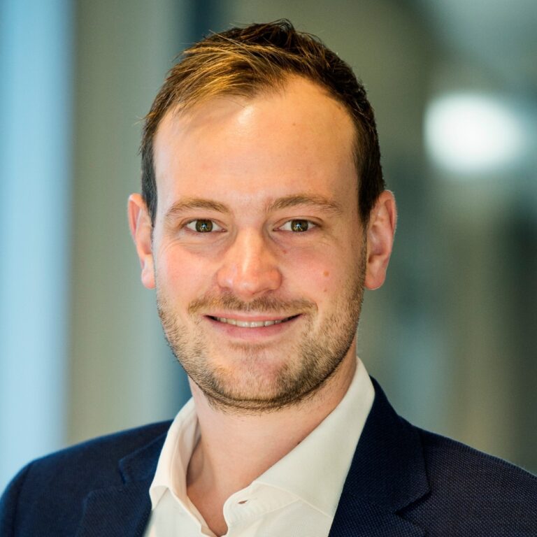 Sivert Bjørnstad, smilende med uklar bakgrunn. Portrett. Foto Sivert Bjørnstad, smilende med uklar bakgrunn. Portrett. Foto