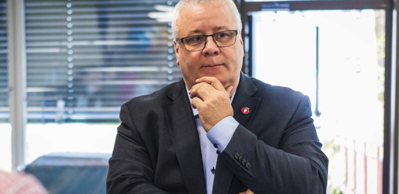 Helsepolitisk talsperson Bård Hoksrud forteller at FrP vil at staten skal betale for eldreomsorgen, slik at ikke kommuneøkonomien avgjør hva slags tilbud folk får. Helsepolitisk talsperson Bård Hoksrud forteller at FrP vil at staten skal betale for eldreomsorgen, slik at ikke kommuneøkonomien avgjør hva slags tilbud folk får.