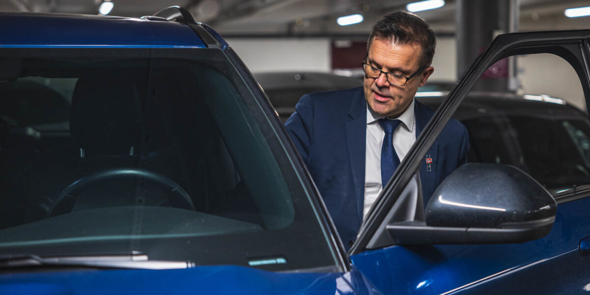 Frank Sve på vei inn i bil