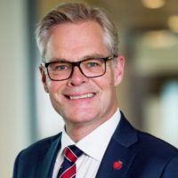 Hans Andreas Limi smilende med uklar bakgrunn. Portrett. Foto. Hans Andreas Limi smilende med uklar bakgrunn. Portrett. Foto.