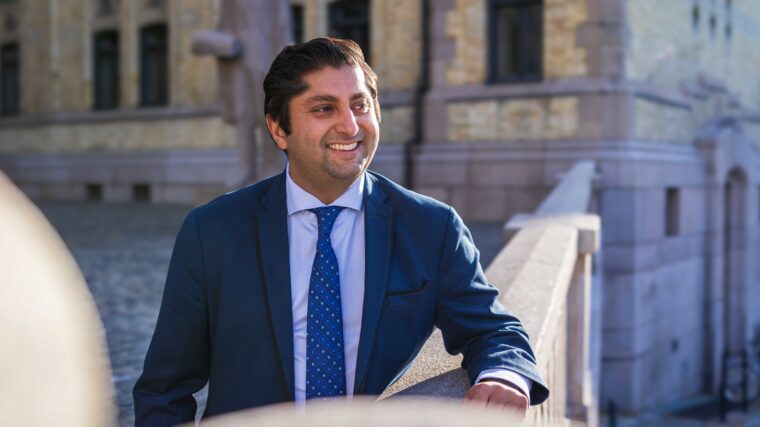 himanshu-stortinget-glad