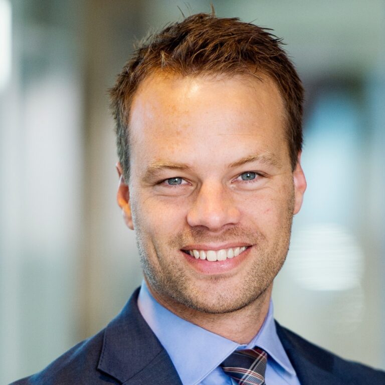 Jon Helgheim smilende med uklar bakgrunn. portret. Foto