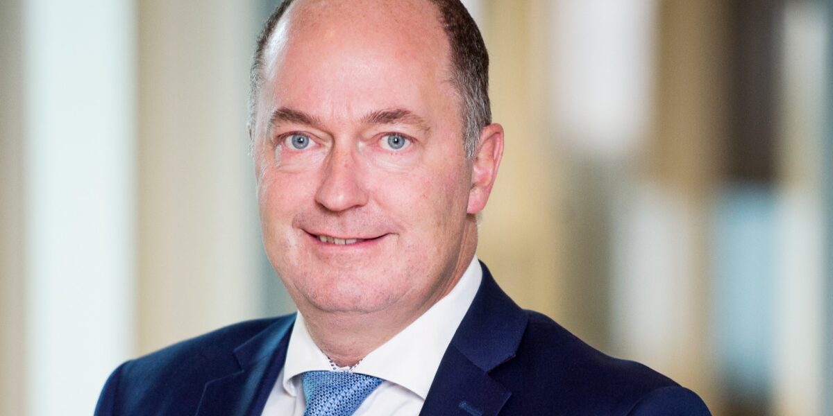 Morten Stordalen smilende foran uklar bakgrunn. Portrett Foto.