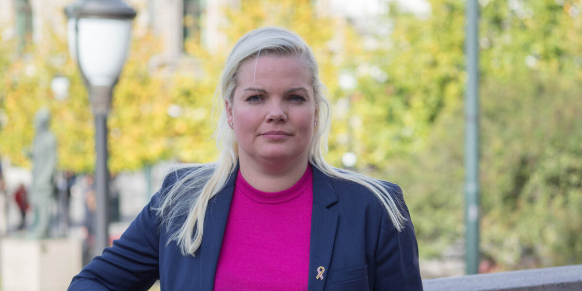 Silje Hjemdal, rosa overdel og mørk dressjakke. Uklar bakgrunn. Portrett. Foto. Silje Hjemdal, rosa overdel og mørk dressjakke. Uklar bakgrunn. Portrett. Foto.