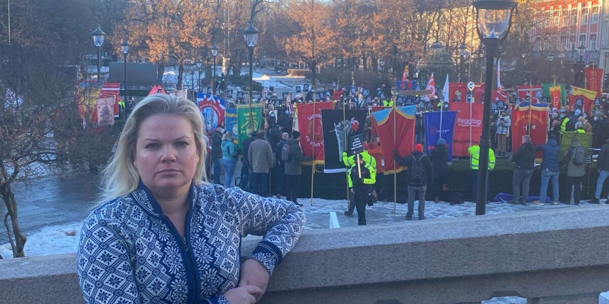 Silje Hjemdal foran demonstrasjon på Stortinget.