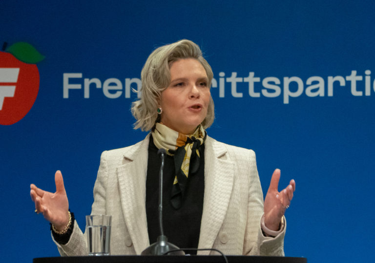 Lenke til artikkel om Hver bistandskrone er en krone mindre brukt på Forsvaret