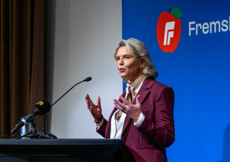 Lenke til artikkel om Krever unnskyldning fra Støre