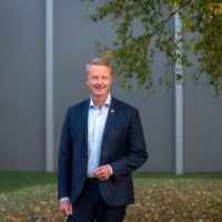 Terje Søviknes smilende foran tre i høstfarger. Foto Terje Søviknes smilende foran tre i høstfarger. Foto