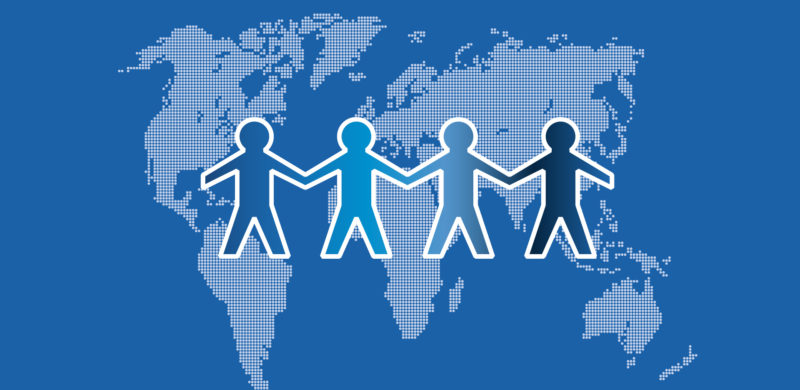 Fire personer som holder hender foran verdenskartet. Blåtoner. Illustrasjon.