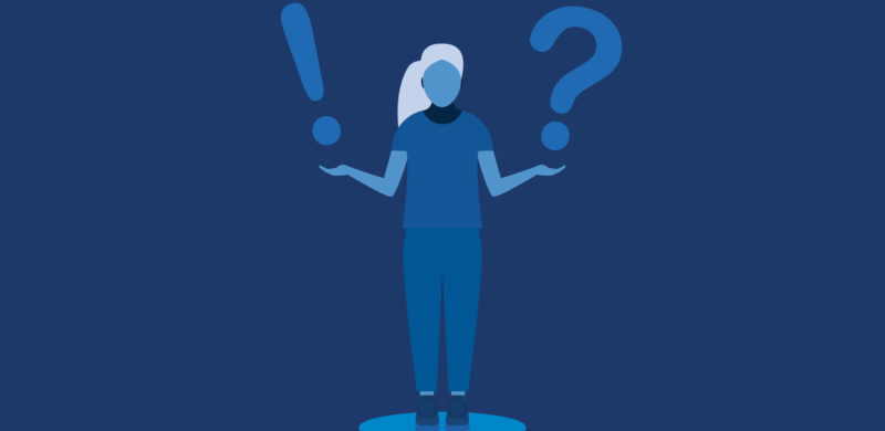 Person som står med et utropstegn i den ene hånda og et spørsmålstegn i den andre. Blåtoner. Illustrasjon.