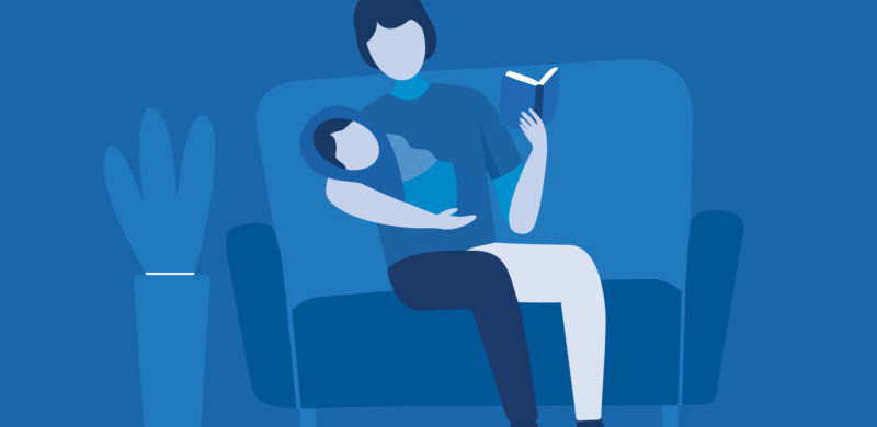 Barn som ligger i armene på voksen som leser fra en bok. Blåtoner. illustrasjon