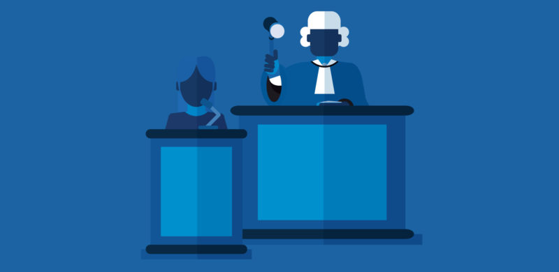 Dommer med parykk og hammer i hånden. Vitne i vitneboksen ved siden av. Blåtoner. illustrasjon.