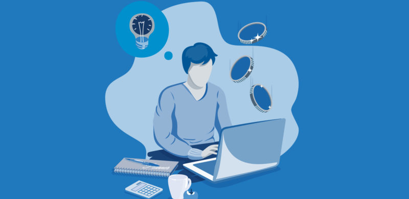 Person som sitter foran PC-en, med en tankeboble med ideer rundt seg. Blåtoner. Illustrasjon