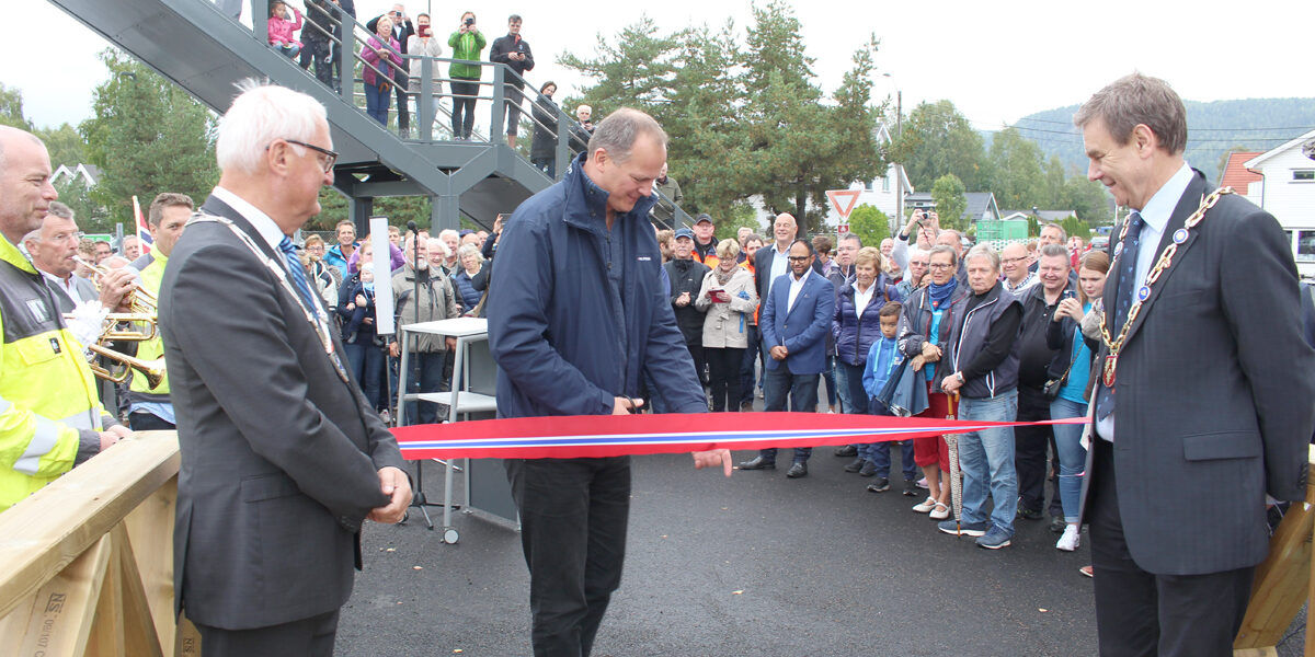 Samferdselsminister Ketil Solvik-Olsen (FrP) høstet stormende jubel da gjenåpningen var et faktum. Nå vil Bane Nor ha omkamp. (Foto: Roy Hansen / Eikernytt.no)
