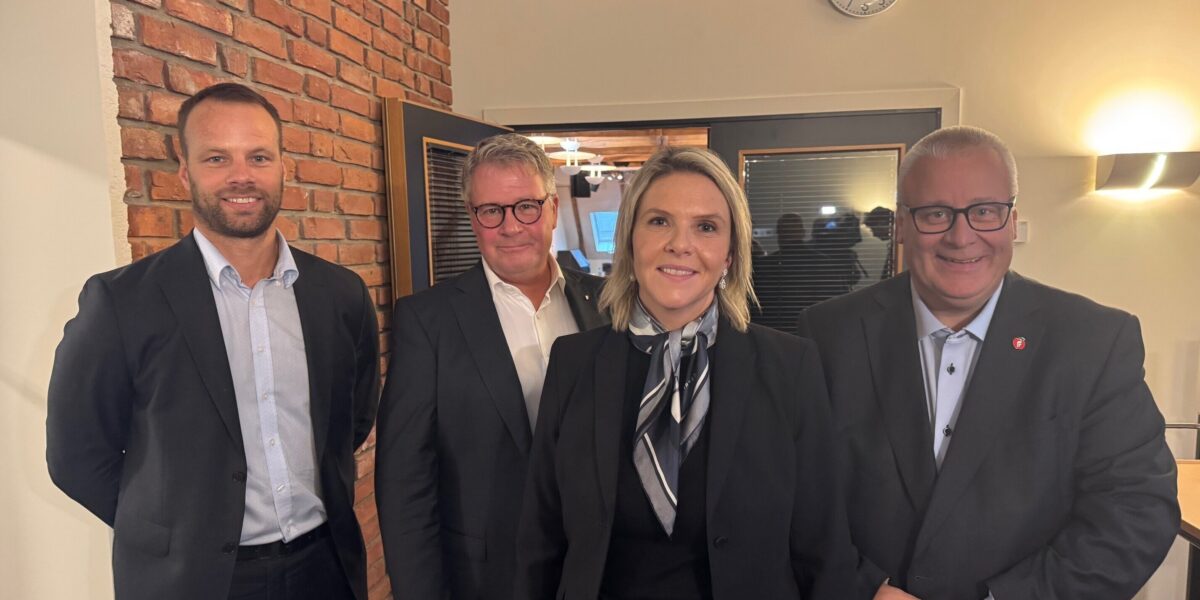 Partileder Sylvi Listhaug sammen med Frps kandidater til lederverv i stortingskomiteene. Jon Helgheim (justis), Per-Willy Amundsen (kontroll og konstititusjon) og Bård Hoksrud (transport). Partileder Sylvi Listhaug sammen med Frps kandidater til lederverv i stortingskomiteene. Jon Helgheim (justis), Per-Willy Amundsen (kontroll og konstititusjon) og Bård Hoksrud (transport).