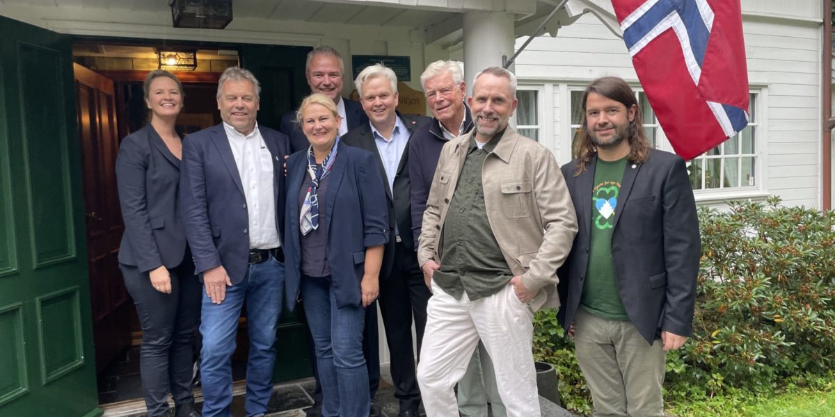 Fra venstre: Fremskrittspartiet Liv Lønnum, Pensjonistpartiet Kjell Johansen, Høyre Cecilie Dahl-Jørgensen Pind, Høyre Kristian Forslund, Fremskrittspartiet Tønnes Steenersen, Pensjonistpartiet Gunnar Bengt Vegsgaard, Senterpartiet Paal Alexander Sjøvall og Senterpartiet Anders Eidsvaag Graven.