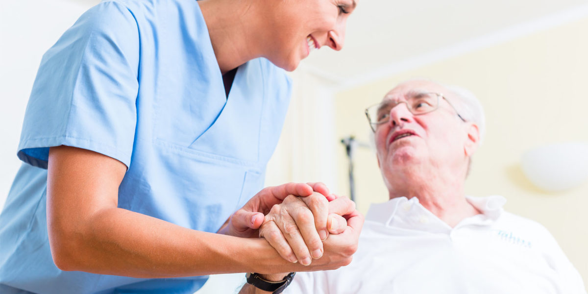 Foto av sykepleier og eldre person