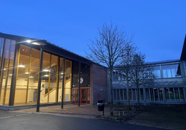 Lenke til artikkel om Sier nei til nedleggelse av Hakadal ungdomsskole