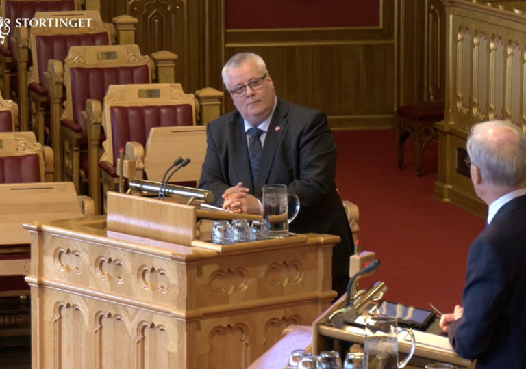 Lenke til artikkel om Stilte Støre til veggs om eldreomsorgen