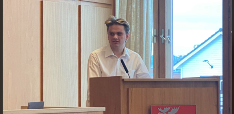 Mathias Engeli Johansen debuterte i kommunestyret i dag, og var frisk fra talerstolen fra første stund.