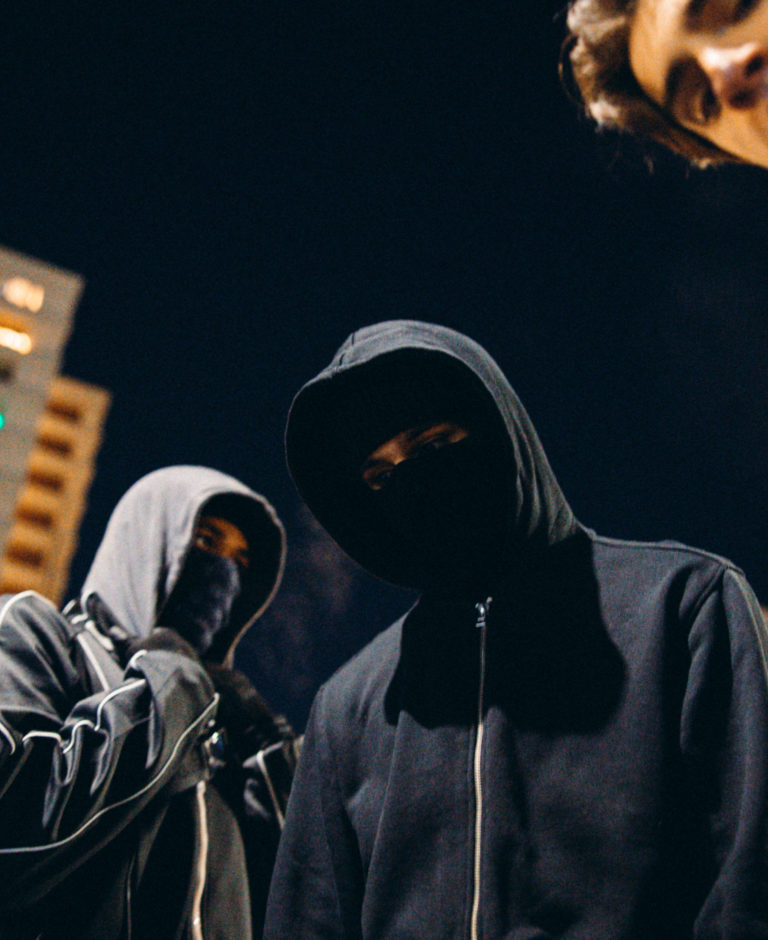 Noen av årsakene til at svært mange føler på utrygghet, er gjenger, voldskultur og ungdomskriminalitet. En viktig løsning på disse problemene er å styrke politietaten. Flere politifolk vil gi mer trygghet.